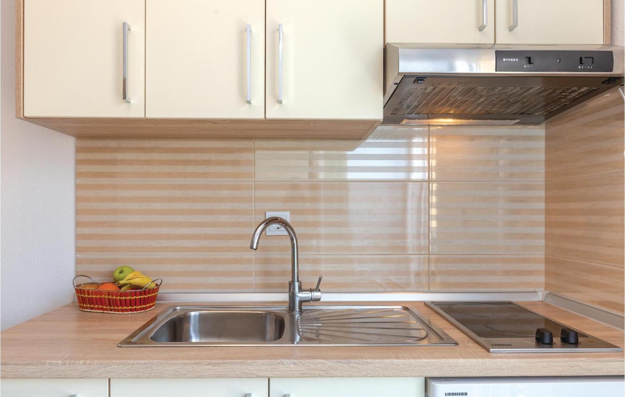 Nice Studio In Krvavica With Kitchen Kültér fotó